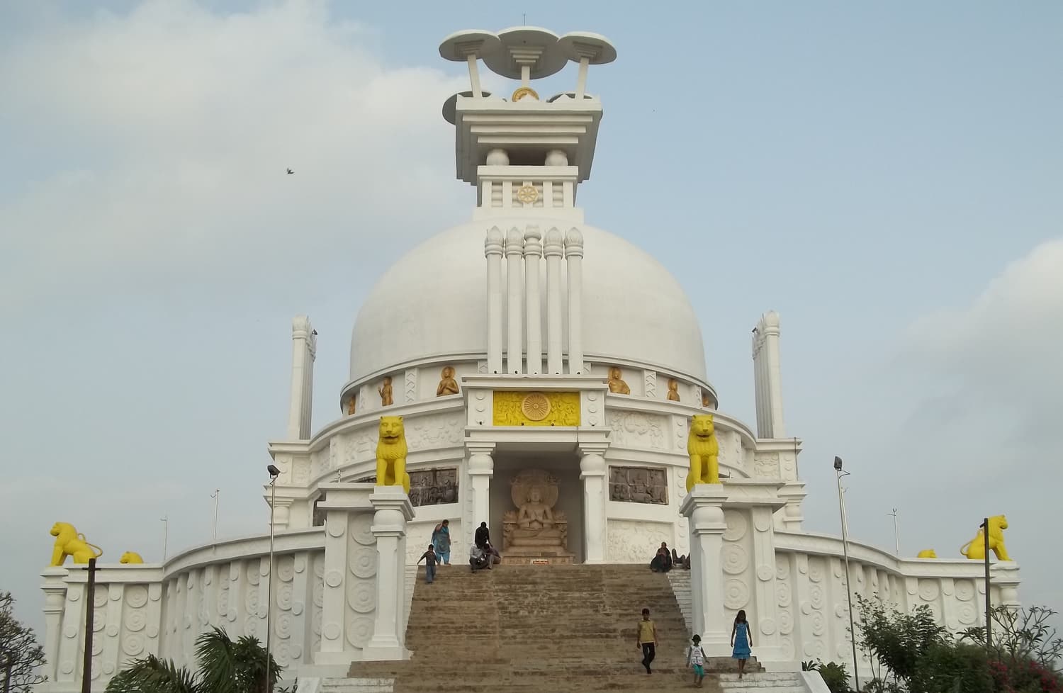 সিঁড়ি ও সিংহমূর্তিসহ ধৌলি শান্তি স্তূপের সাদা গম্বুজ