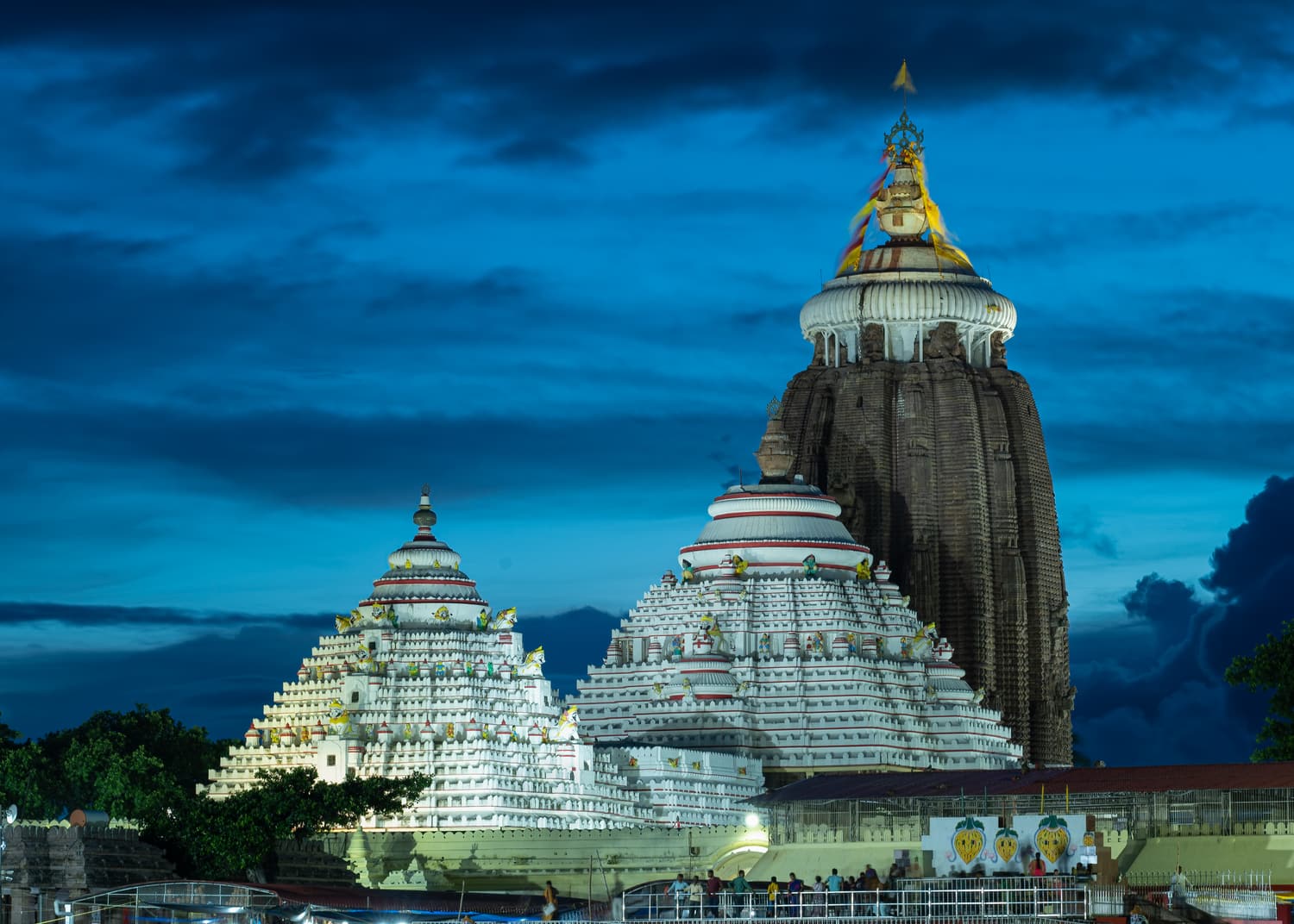 গাঢ় নীল সন্ধ্যার আকাশে আলোকিত পুরীর জগন্নাথ মন্দির