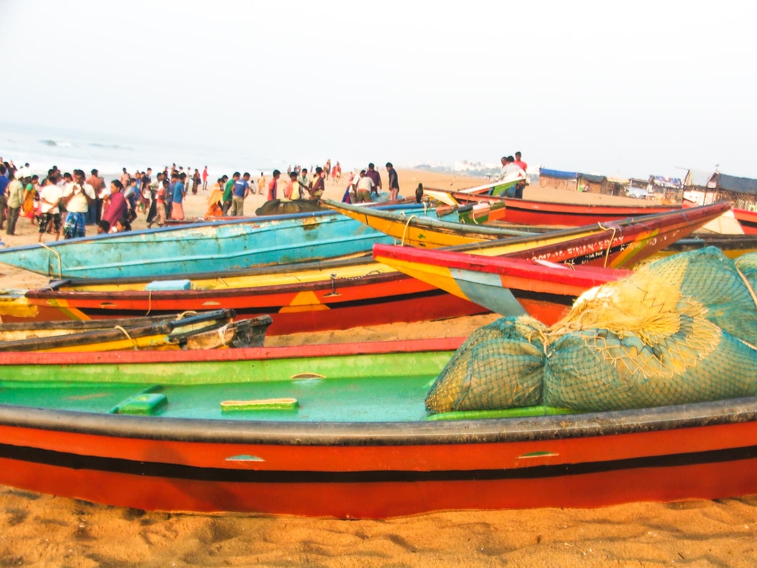 পুরীর সৈকতে বালির ওপর টেনে তোলা রঙিন মাছ ধরার নৌকা